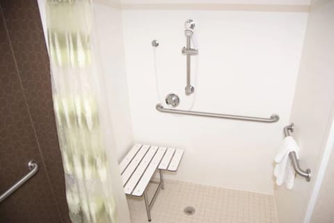 Combined shower/tub, hair dryer, towels