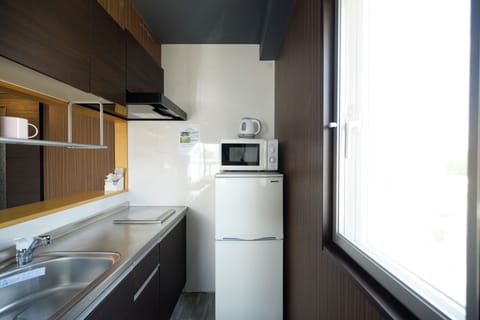 Standard Twin Room | Private kitchen | Fridge, microwave, electric kettle, cookware/dishes/utensils