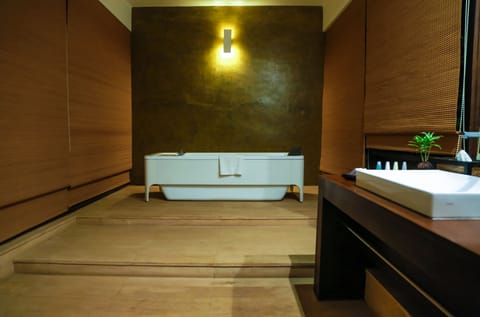 Executive Suite | Deep soaking bathtub