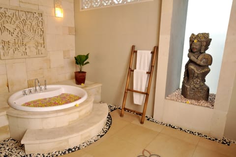 Villa | Bathroom | Separate tub and shower, deep soaking tub, free toiletries