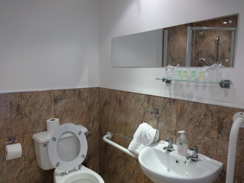 Double Room, Ensuite, Ground Floor (Room1) | Bathroom amenities | Hair dryer, towels