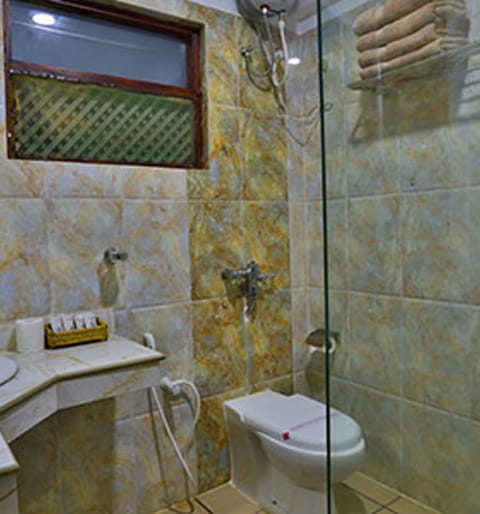 Standard Double Room | Bathroom | Shower, rainfall showerhead, free toiletries, towels