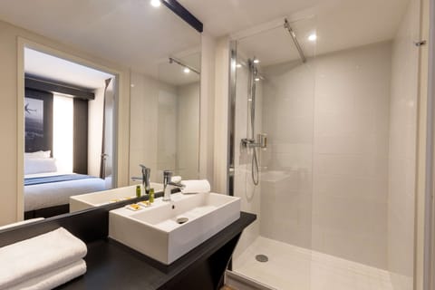 Comfort Room, 1 King Bed, Non Smoking | Bathroom | Shower, rainfall showerhead, hair dryer, towels