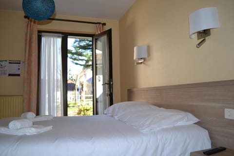 Double Room, 1 Double Bed | Individually decorated, individually furnished, desk, blackout drapes