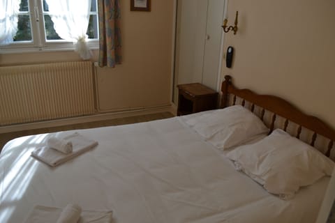 Double Room, 1 Double Bed | Individually decorated, individually furnished, desk, blackout drapes