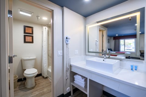 Standard Room, 2 Double Beds, Non Smoking, Refrigerator & Microwave (Single Use) | Bathroom | Shower, hydromassage showerhead, free toiletries, hair dryer