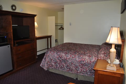 Classic Room, 1 Queen Bed, Refrigerator & Microwave | Free WiFi, bed sheets