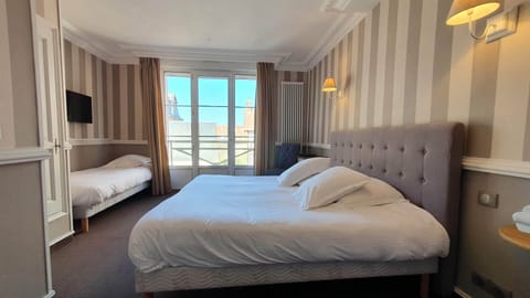 Family Room (bathtub) | Premium bedding, soundproofing, free WiFi, bed sheets