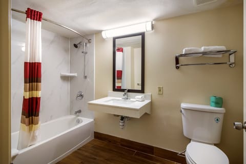 Deluxe Room, 1 King Bed, Accessible, Non Smoking | Bathroom | Free toiletries, towels