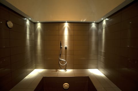 Couples treatment rooms, sauna, hot tub, steam room, Turkish bath