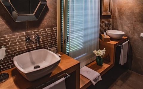 Deep soaking tub, free toiletries, hair dryer, bathrobes