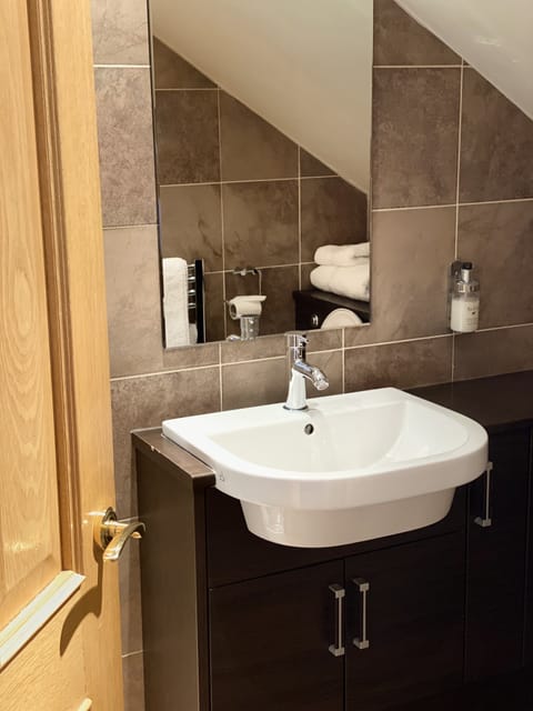 Double Room | Bathroom | Shower, free toiletries, hair dryer, towels