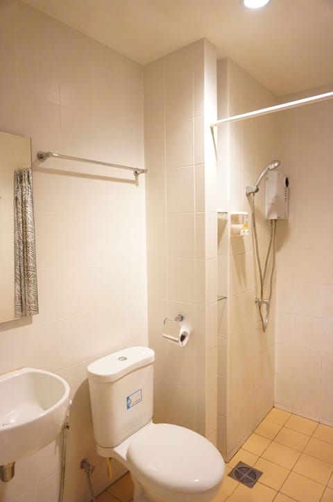 Deluxe Double Room | Bathroom | Shower, free toiletries, towels