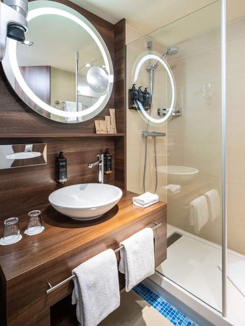 Privilege, Room, 1 Queen Bed | Bathroom | Shower, eco-friendly toiletries, hair dryer, towels