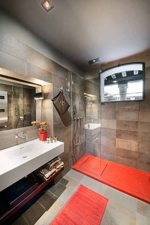 Deluxe Suite | Bathroom | Shower, rainfall showerhead, designer toiletries, hair dryer