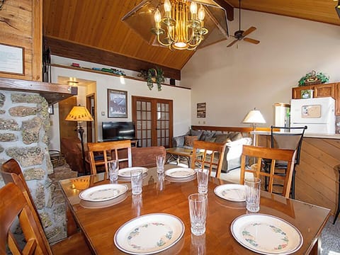 StayWinterPark_KingsCrossing_DiningRoom1_Unit4