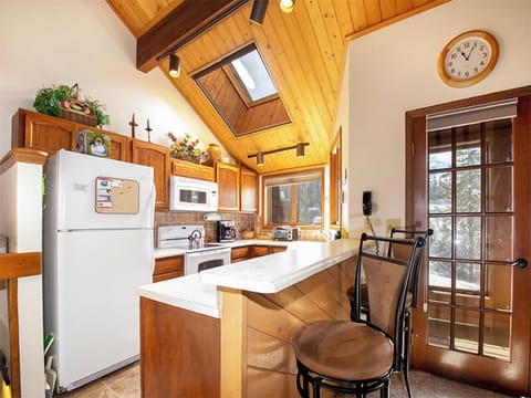 StayWinterPark_KingsCrossing_Kitchen_Unit4