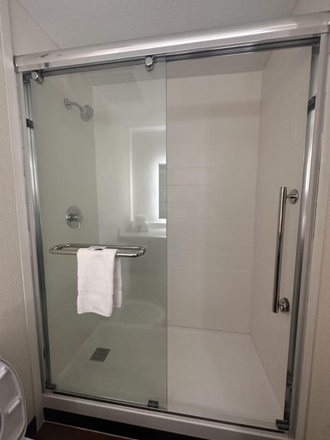 Combined shower/tub, hair dryer, towels