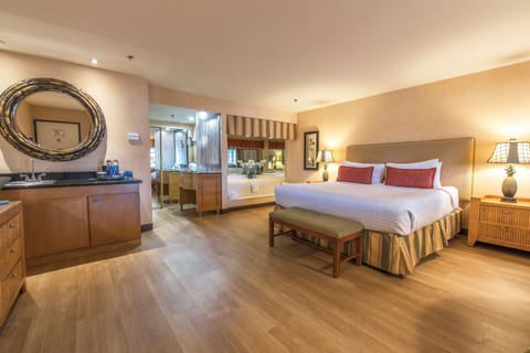 Standard Room, 1 King Bed, Non Smoking, Hot Tub (Oversized Room) | Desk, iron/ironing board, free WiFi, bed sheets