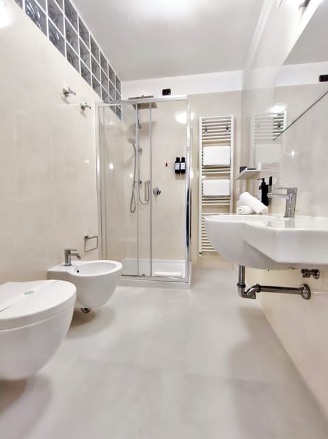 Superior Room, 1 Double Bed, Pool View | Bathroom | Shower, hair dryer, bidet, towels