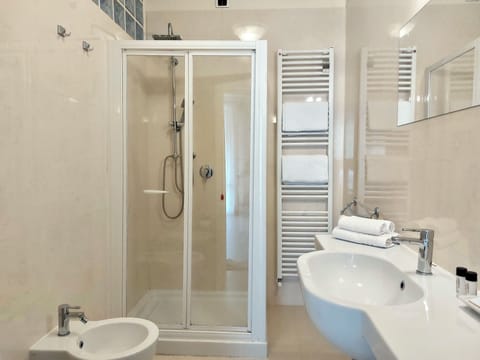 Double Room | Bathroom | Shower, hair dryer, bidet, towels