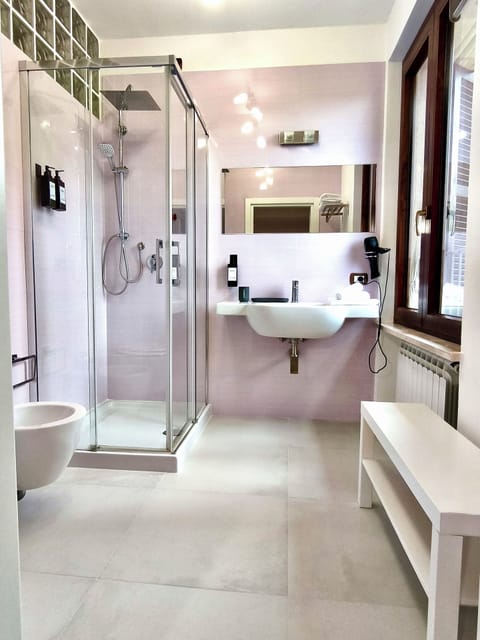 Comfort Room, 1 Double Bed | Bathroom | Shower, hair dryer, bidet, towels