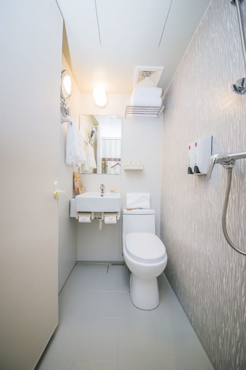 Tatami  | Bathroom | Shower, free toiletries, hair dryer, slippers