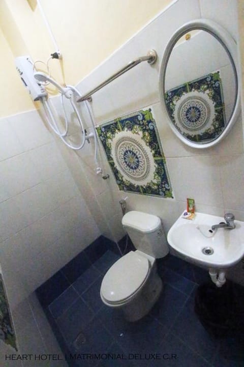 Matrimonial Deluxe  | Bathroom | Shower, free toiletries, bidet, towels