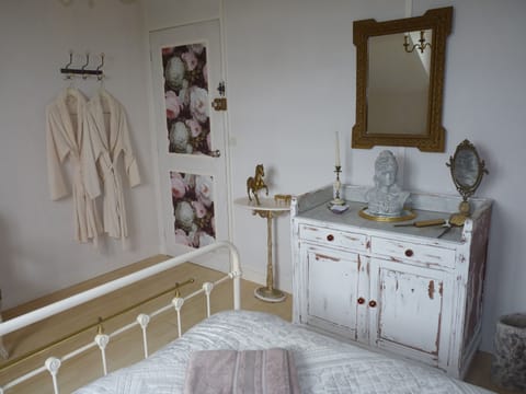 Room (Le Lys) | Blackout drapes, soundproofing, free WiFi, bed sheets