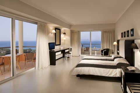 Suite (Black & White Prestige) | In-room safe, desk, soundproofing, iron/ironing board