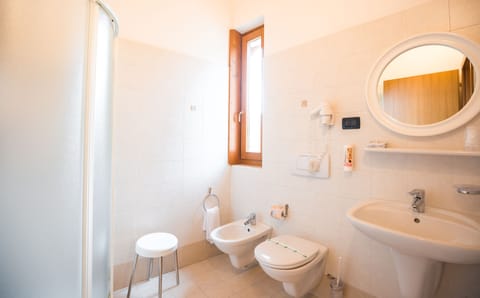 Shower, free toiletries, hair dryer, bidet