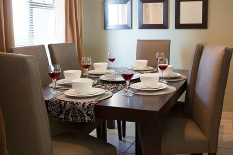 Apartment, 2 Bedrooms | In-room dining