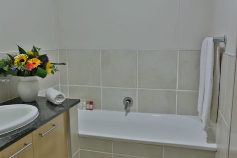 Apartment, 2 Bedrooms | Bathroom | Free toiletries, hair dryer, towels, toilet paper