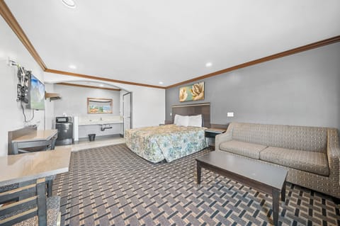 Deluxe Suite, 1 King Bed | Desk, free WiFi, bed sheets