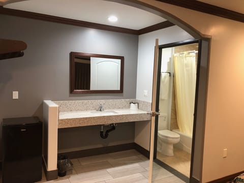 Combined shower/tub, deep soaking tub, towels