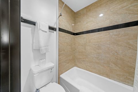 Combined shower/tub, deep soaking tub, towels