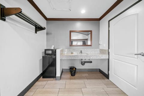 Deluxe Suite, 1 King Bed | Bathroom | Combined shower/tub, deep soaking tub, towels