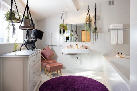 Comfort Suite | Bathroom | Combined shower/tub, deep soaking tub, free toiletries, hair dryer