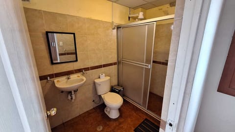 Triple Room, Private Bathroom | Bathroom | Shower, towels