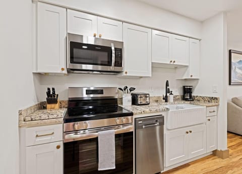 Condo, Ensuite, Golf View (One-Bedroom King) | Private kitchen | Highchair