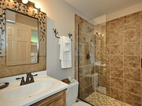 Standard Quadruple Room, Accessible, Ensuite (Room II) | Bathroom