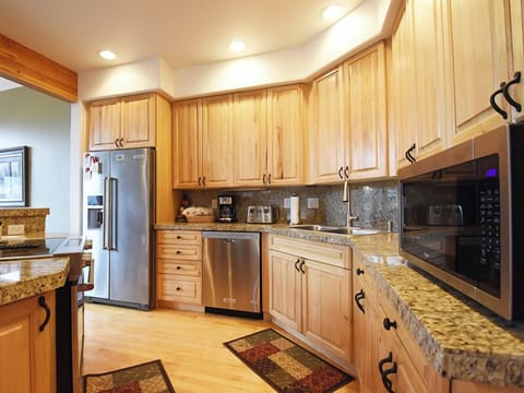 StayWinterPark_TimberLake_Kitchen1_Unit341