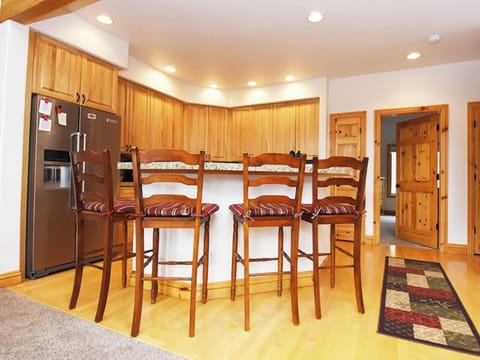 StayWinterPark_TimberLake_Kitchen_Unit341