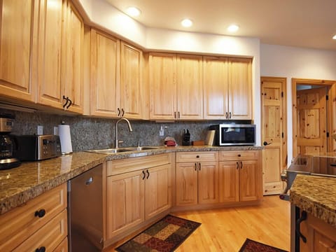 StayWinterPark_TimberLake_Kitchen2_Unit341