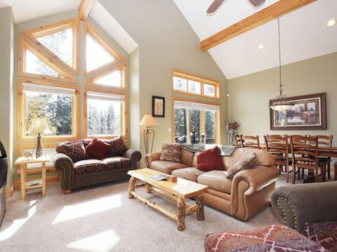 StayWinterPark_TimberLake_LivingArea_Unit341