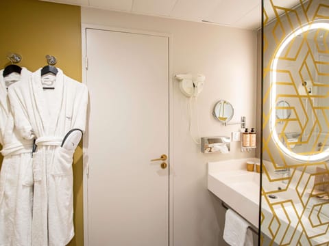 Privilege, Room, 1 Double Bed | Minibar, in-room safe, desk, blackout drapes