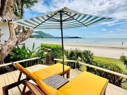 Deluxe Beachfront Bungalow | Terrace/patio