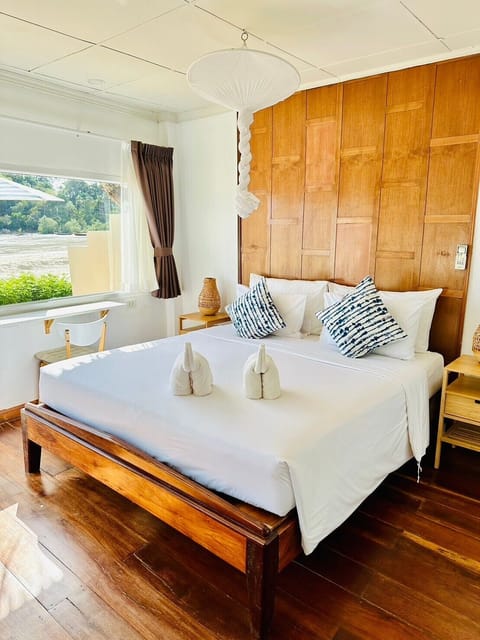 Deluxe Beachfront Bungalow | Pillowtop beds, in-room safe, desk, laptop workspace