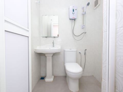 Deluxe Double Room | Bathroom | Shower, free toiletries, bidet, towels