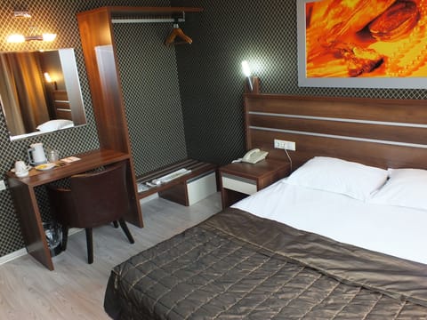 Double Room | Egyptian cotton sheets, premium bedding, minibar, desk